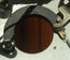 Резиновый тормозной хомут, обхватывающий основной барабан подкатушечника.